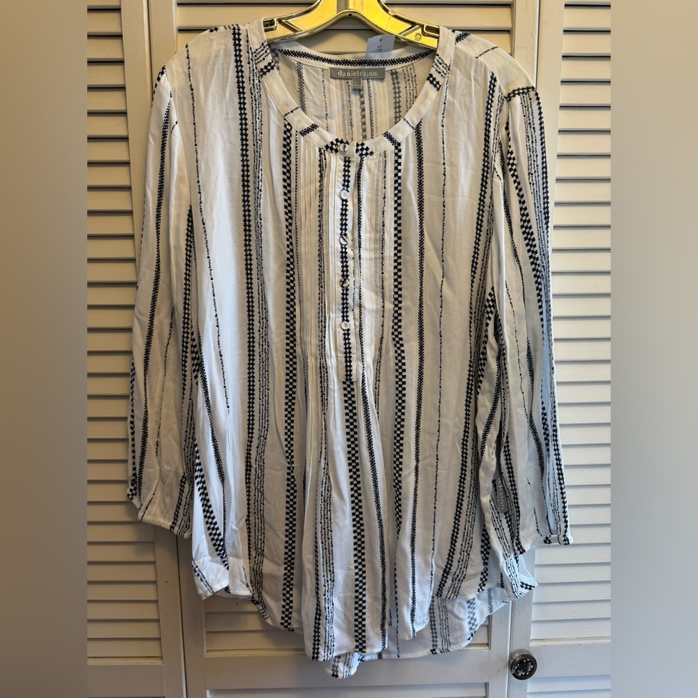 Daniel Rainn XL Black and White Striped Women's Top. PTP 21.5”